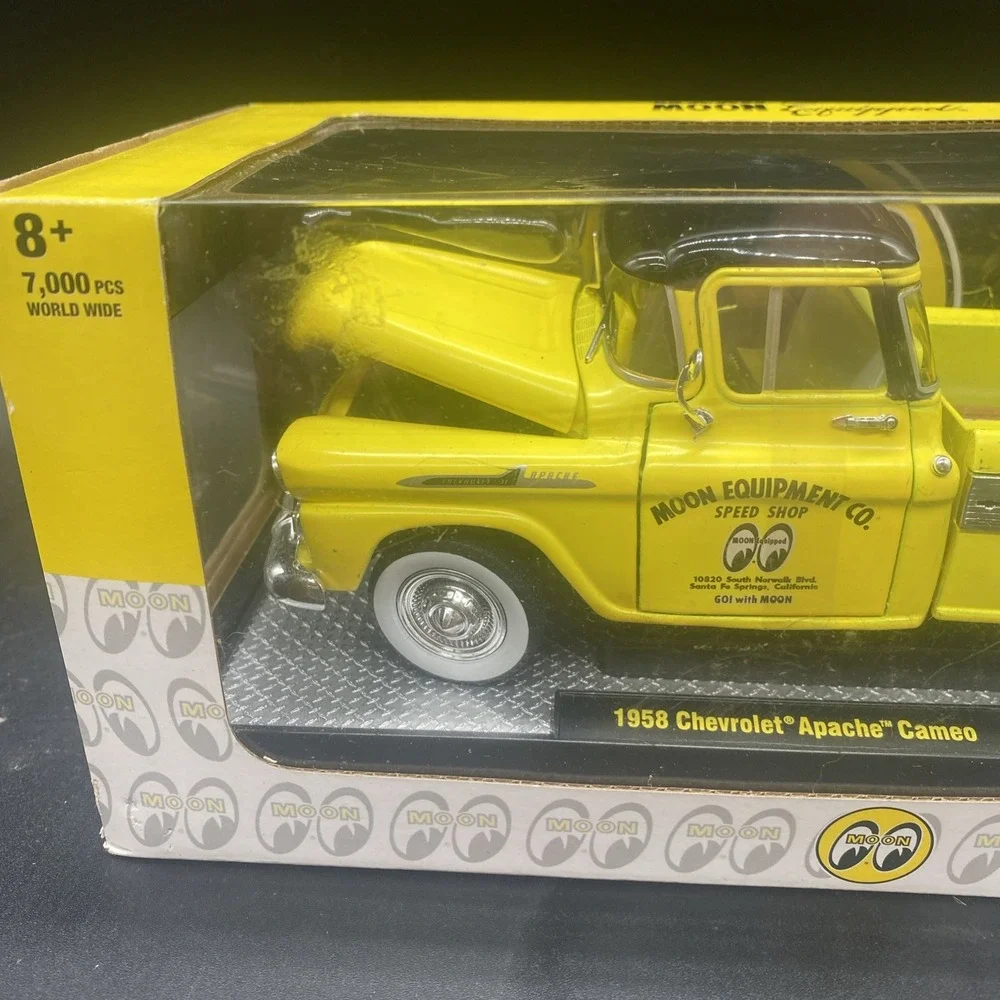 M2 1/7000 YELLOW MOON EYE 1958 CHEVROLET APACHE PICKUP R86 21-10 1/24